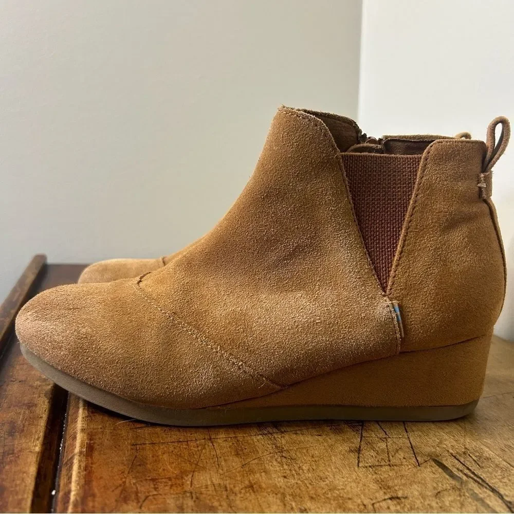 Toms Caramel Brown Suede Youth sz 4.5 Kelsey Wedge Booties 10014332 preworn